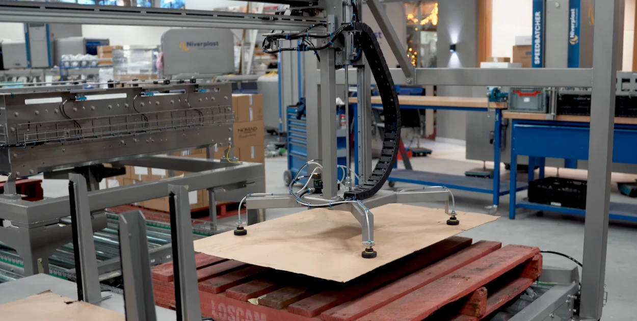 Automatic pallet destacking and loading boxes at two postitons