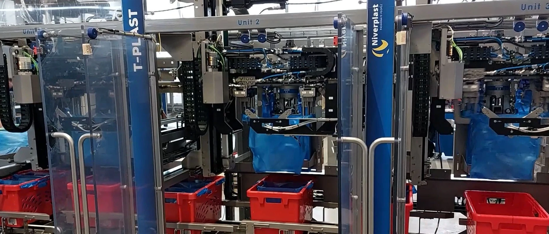 Crate destacking and triple t‑shirt bag placing | Niverplast