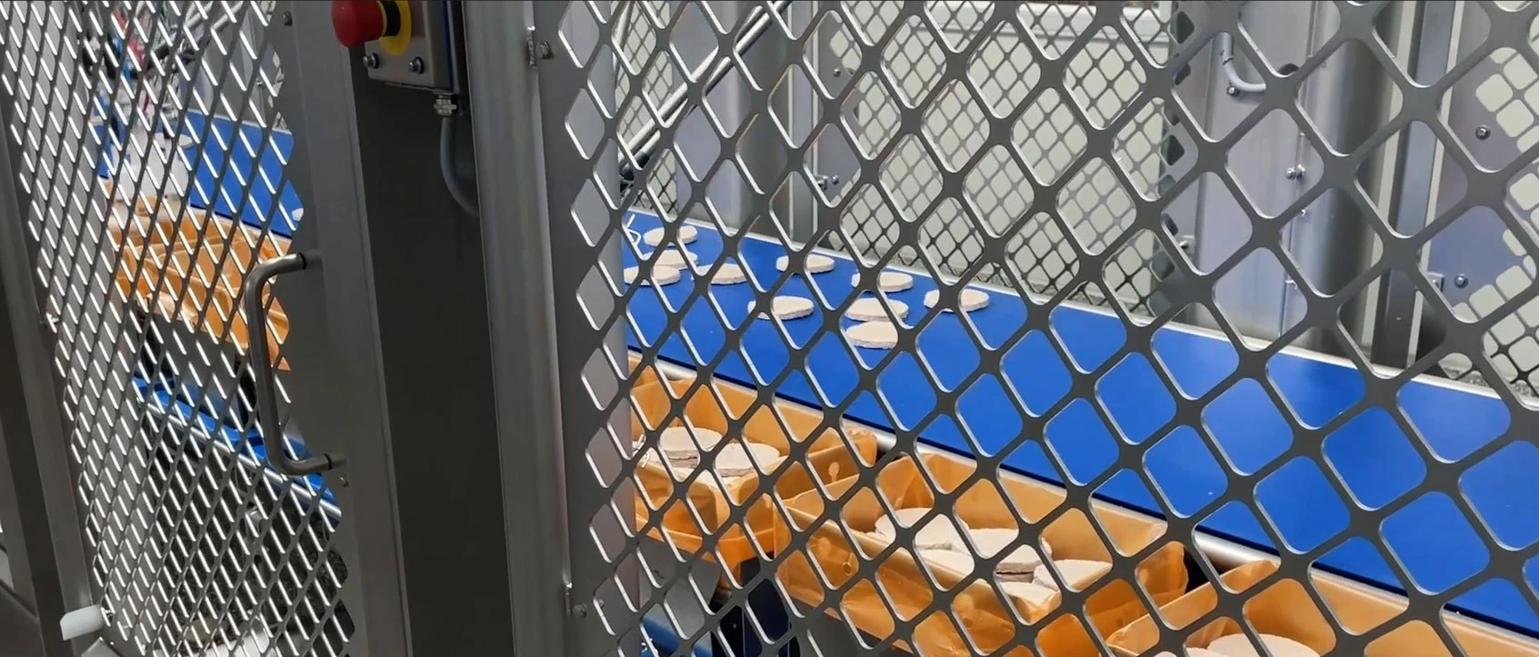 Stacking 1000 hamburger patties | Niverplast