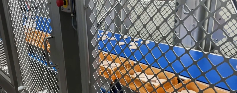 Stacking 1000 hamburger patties | Niverplast