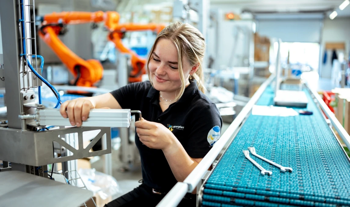 Niverplast | britney working on a conveyor belt