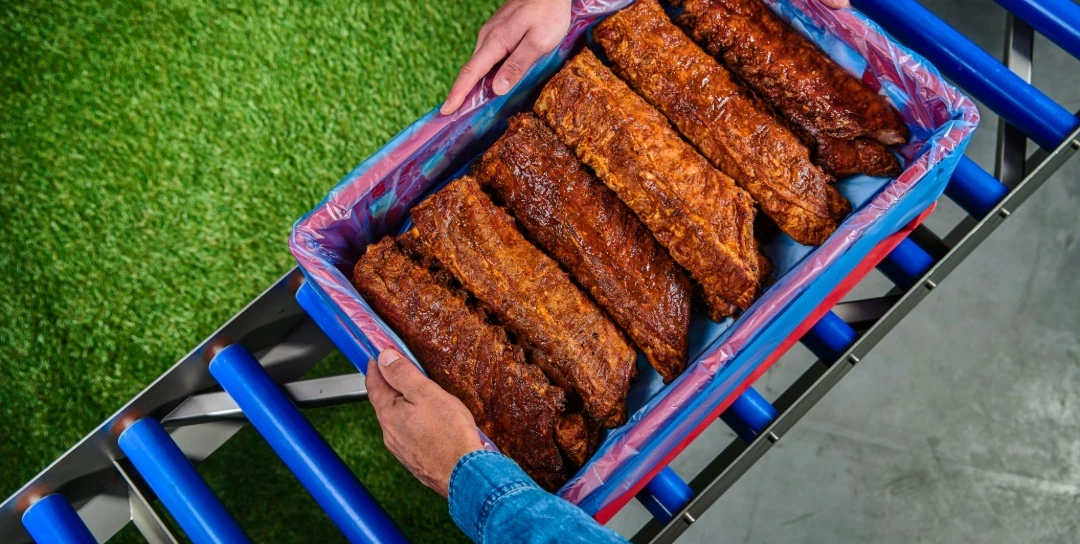 Spareribs Bag in crate with hands Niverplast